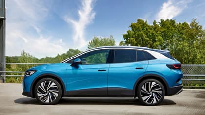 une voiture bleue garée sur une route