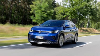 une voiture bleue roulant sur une route
