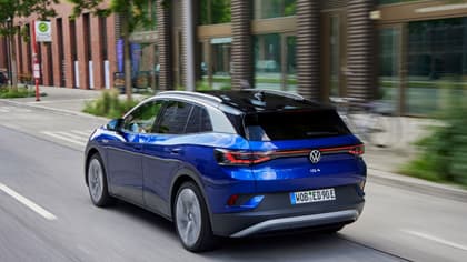 une voiture bleue descendant la rue