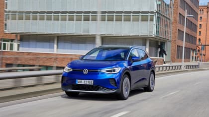 une voiture bleue roulant sur une route