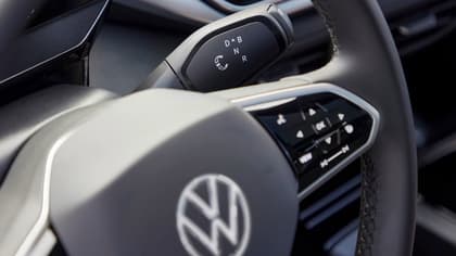 gros plan d'un volant et d'une roue de direction