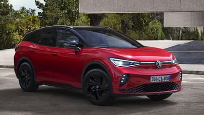 une voiture rouge garée sur la route