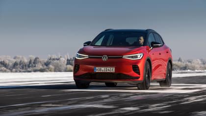 une voiture rouge roulant sur une route