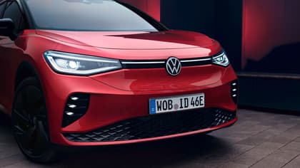 l'avant d'une voiture rouge