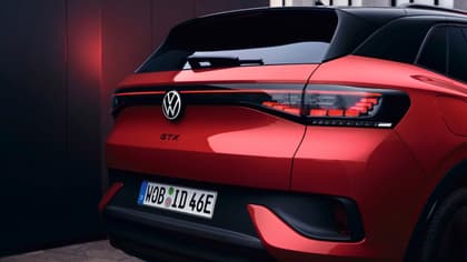 à l'arrière d'une voiture rouge