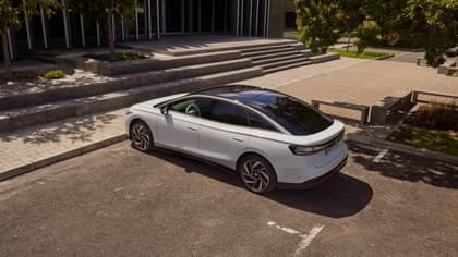 une voiture blanche garée dans un parking