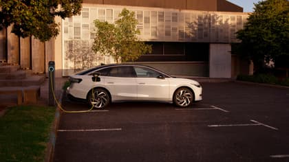 une voiture en train de se charger à une station de chargement