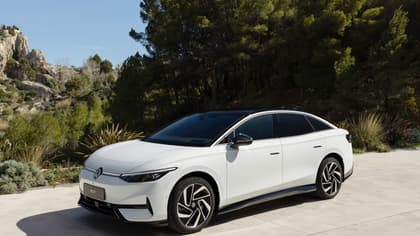 une voiture blanche garée sur une surface en béton