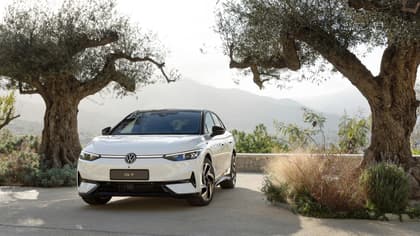 une voiture blanche garée dans une allée