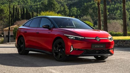 une voiture rouge garée sur une route