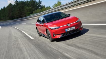 une voiture rouge sur une route