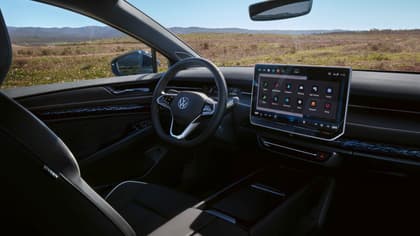 l'intérieur d'une voiture avec un grand écran