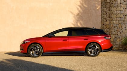 une voiture rouge garée devant un mur