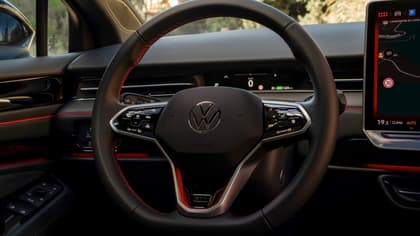 un volant et un tableau de bord de voiture