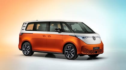 une camionnette orange et blanche