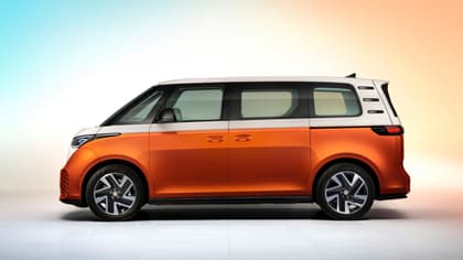 une camionnette orange et blanche