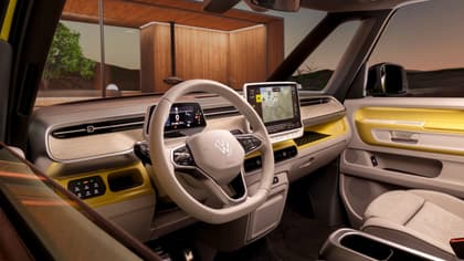 l'intérieur d'une voiture avec un volant et un GPS