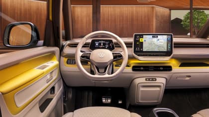 l'intérieur d'une voiture avec un volant et un écran tactile