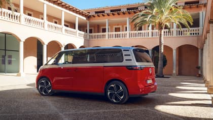 une camionnette rouge garée devant un bâtiment