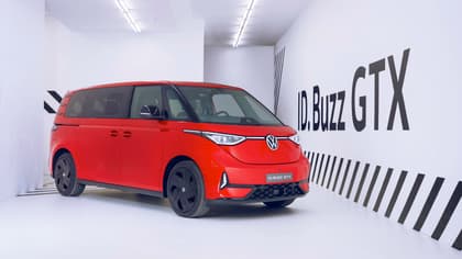 une camionnette rouge dans une pièce