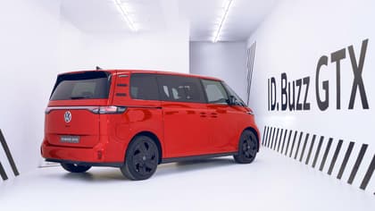 une camionnette rouge dans une pièce