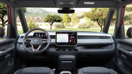 l'intérieur d'une voiture avec un volant et un écran