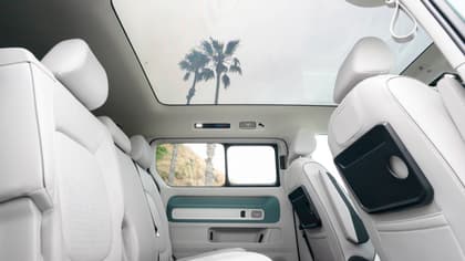 l'intérieur d'une voiture avec un palmier à l'arrière