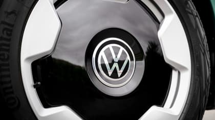 un gros plan d'un logo