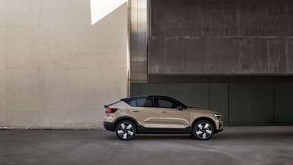 une voiture garée devant un bâtiment