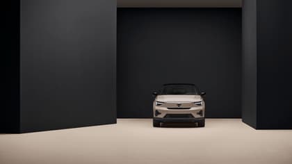 une voiture garée dans une pièce