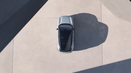 une voiture garée sur une surface en béton