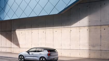 une voiture garée devant un bâtiment