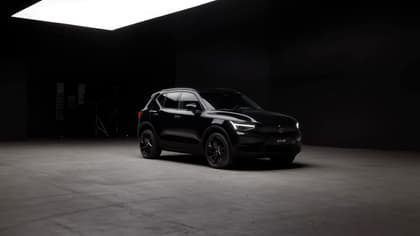 une voiture noire dans une pièce sombre