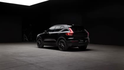une voiture noire dans une pièce sombre