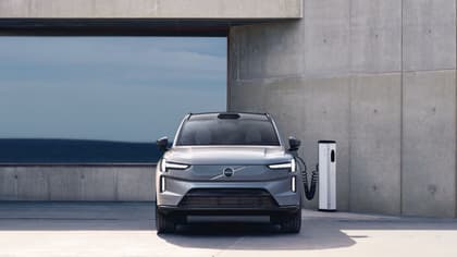 une voiture en train de se charger à une station de chargement