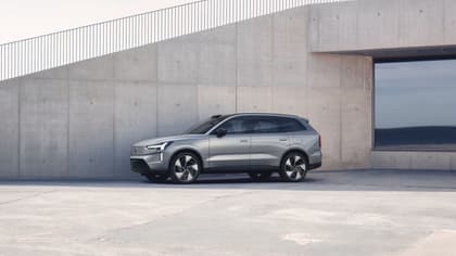 une voiture garée devant un mur en béton