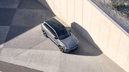 une voiture garée dans un parking
