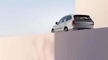 une voiture garée sur un mur