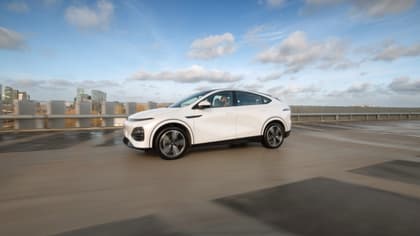 une voiture blanche roulant sur une route