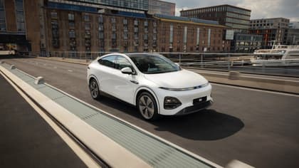 une voiture blanche roulant sur une route