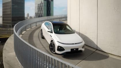 une voiture blanche sur un pont