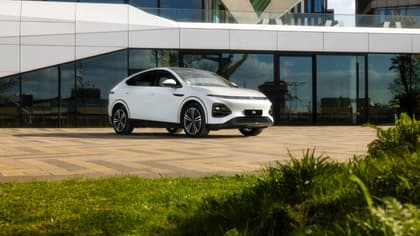 une voiture blanche garée devant un bâtiment