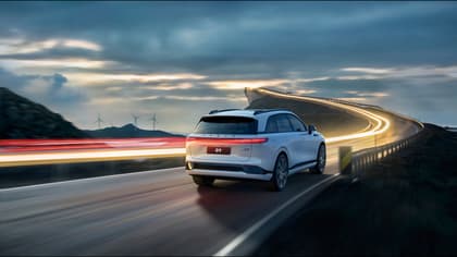 une voiture roulant sur une route