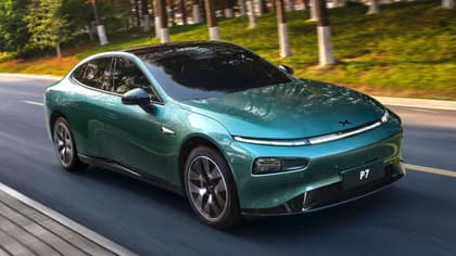 une voiture verte sur une route