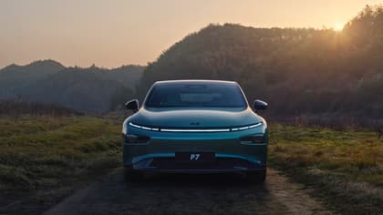 une voiture sur un chemin de terre