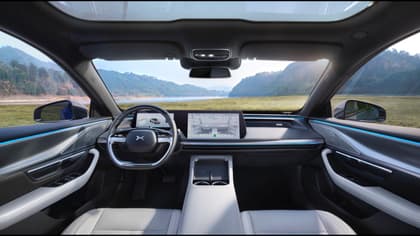 à l'intérieur d'une voiture avec un volant et un tableau de bord