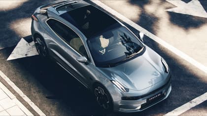 une voiture de sport argentée sur une route