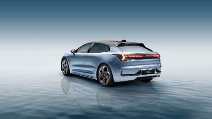 une voiture garée sur l'eau