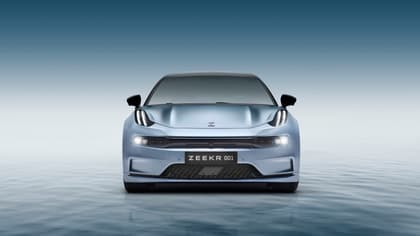 une voiture de sport bleue avec ses phares allumés