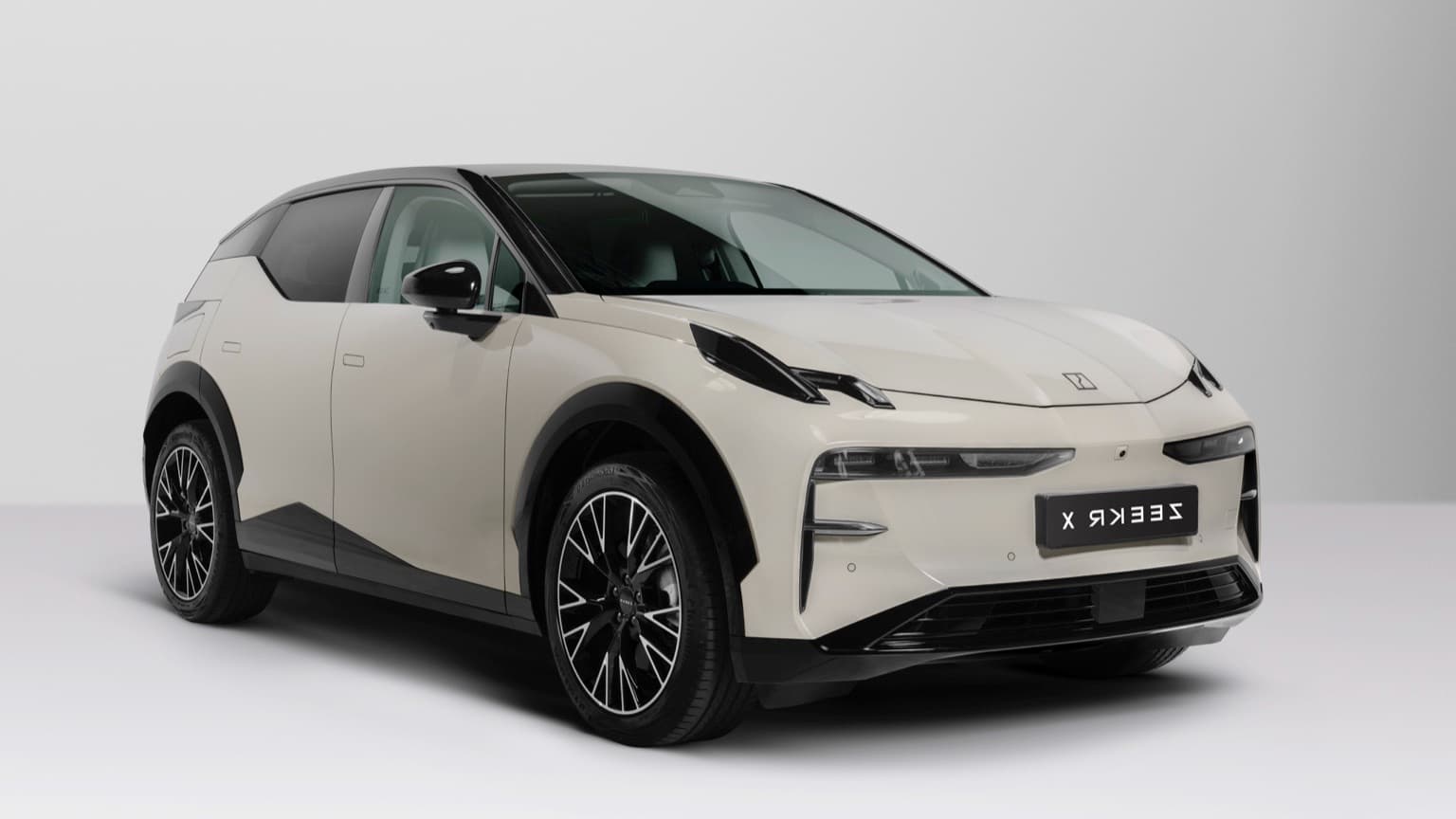 une voiture blanche et noire